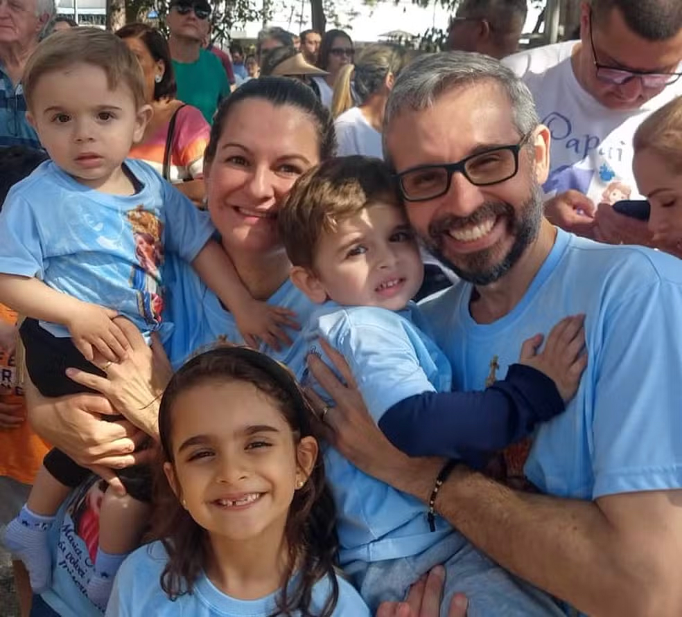 Família bauruense vai a Brasília pedir liberação de medicação com custo de R$ 17 milhões que pode retardar doença degenerativa dos filhos - Imagem: Arquivo pessoal