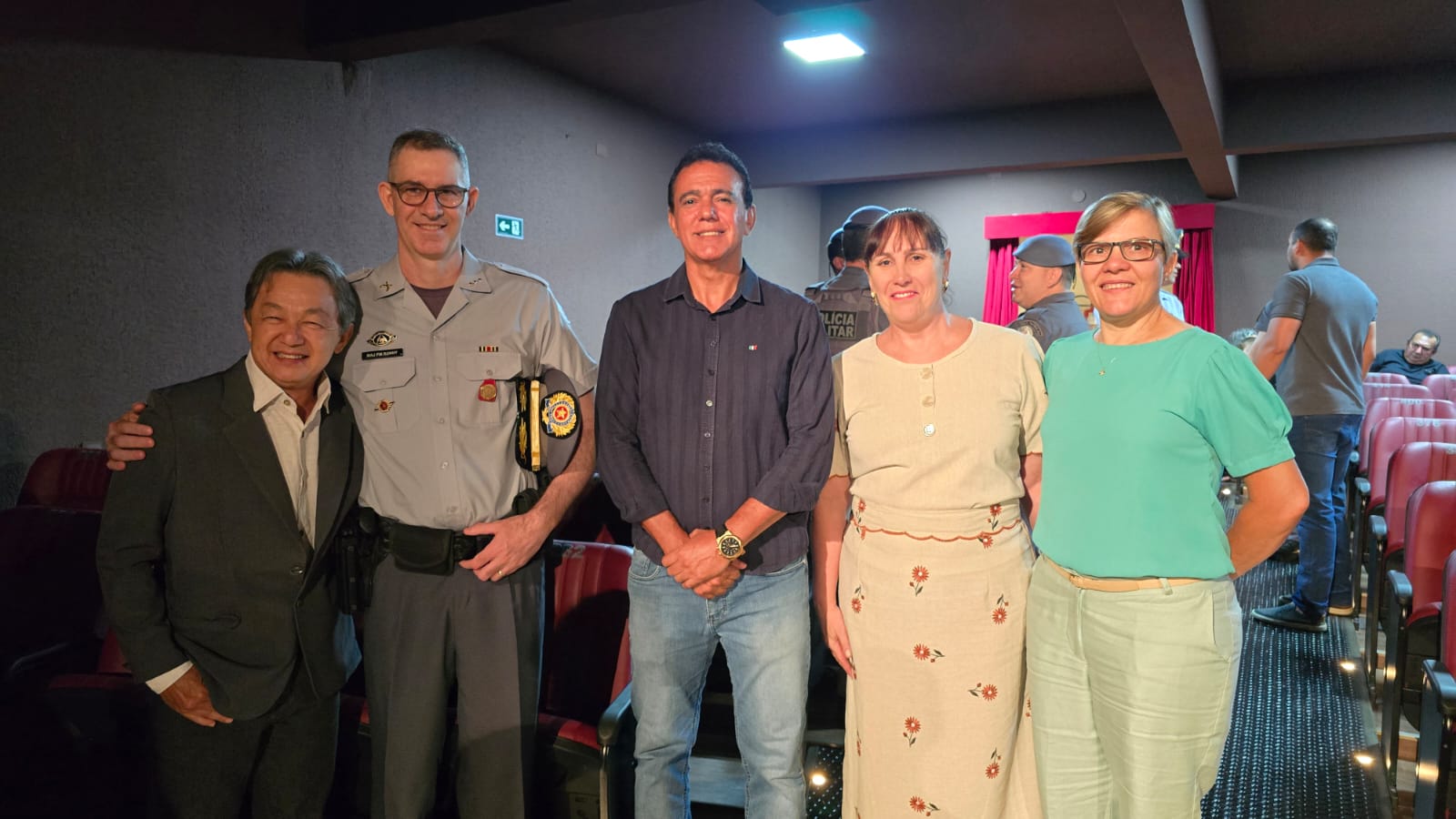 Prefeito de Paraguaçu Paulista, Antonio Takashi Sasada; major PM Ronny, comandante interino do 32º BPM/I; secretário de Urbanismo e Habitação de Paraguaçu Paulista, Carlos Alberto Hipólito Ferreira; prefeita de Tarumã, Adriana Roncada; e presidente da Câmara de Tarumã, Solange Caron – Imagem: Assessoria de Comunicação 